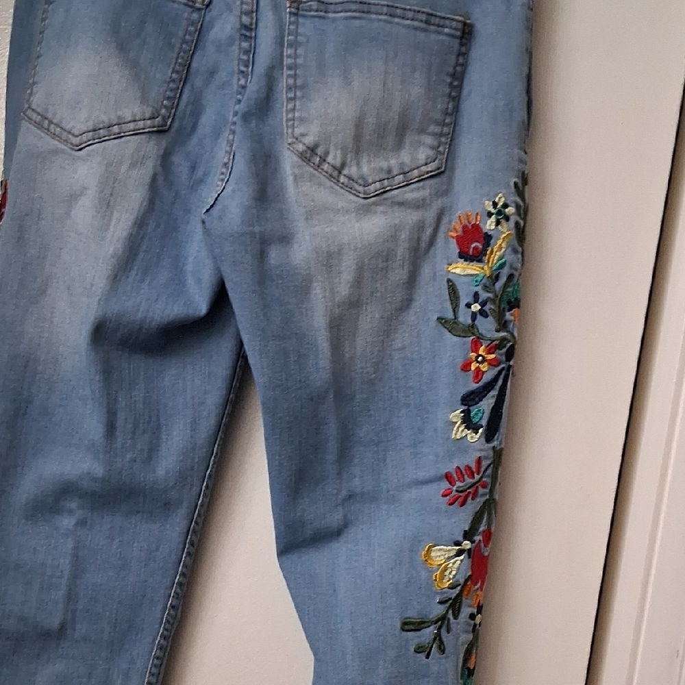 Embroidered Light Denim Caprus, Size 6 Petite - Picture 9 of 11